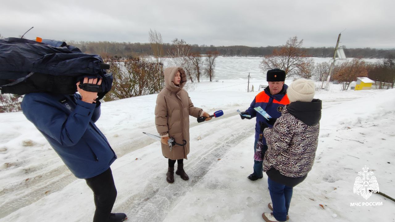Лед тонкий для всех!!!. Сотрудники ГУ МЧС России по Тамбовской области каждый день напоминают тамбовчанам и гостям: на водоем сейчас выходить нельзя! Дождь и положительная температура воздуха делают лед водоемов пористым... Лед тонкий для всех!!!. Сотрудники ГУ МЧС России по Тамбовской области каждый день напоминают тамбовчанам и гостям: на водоем сейчас выходить нельзя! Дождь и положительная температура воздуха делают лед водоемов пористым...
