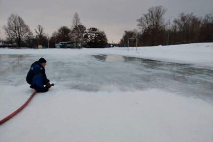В Тамбове заливают самый большой уличный каток за Тезиковым мостом
