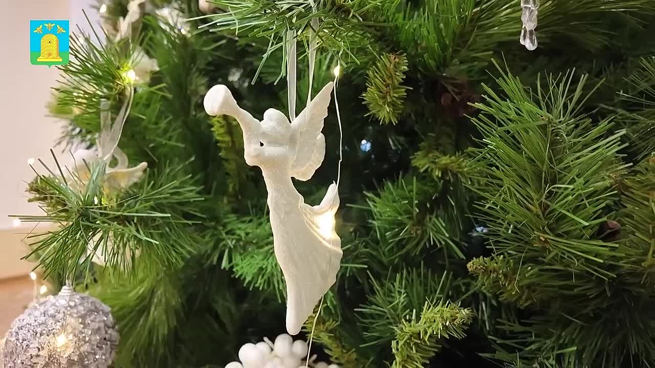 Максим Косенков: В администрации города раздались неожиданные, но такие прекрасные звуки — это голоса воспитанников хора «Начало», которые и в этом году пришли поздравить с Рождеством