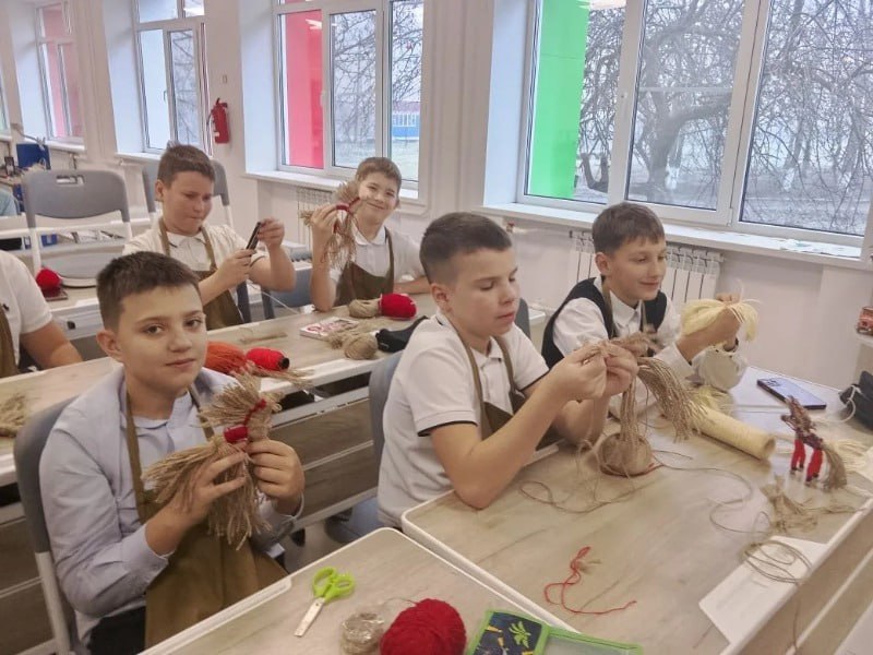 Около 100 оберегов с символом года смастерили школьники из Тамбовской области для бойцов СВО