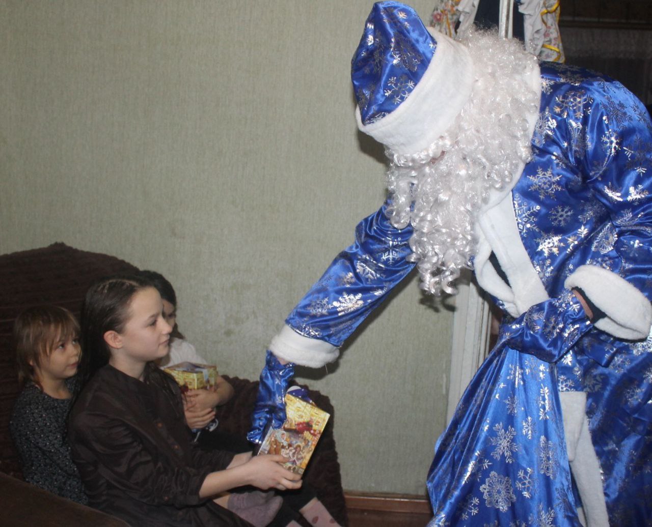 Транспортные полицейские Мичуринска подарили детям новогоднее настроение Транспортные полицейские Мичуринска подарили детям новогоднее настроение