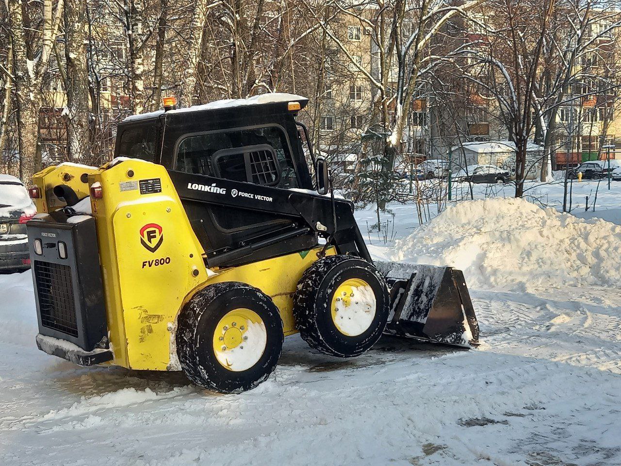 Работы по расчистке города от снега продолжаются Работы по расчистке города от снега продолжаются