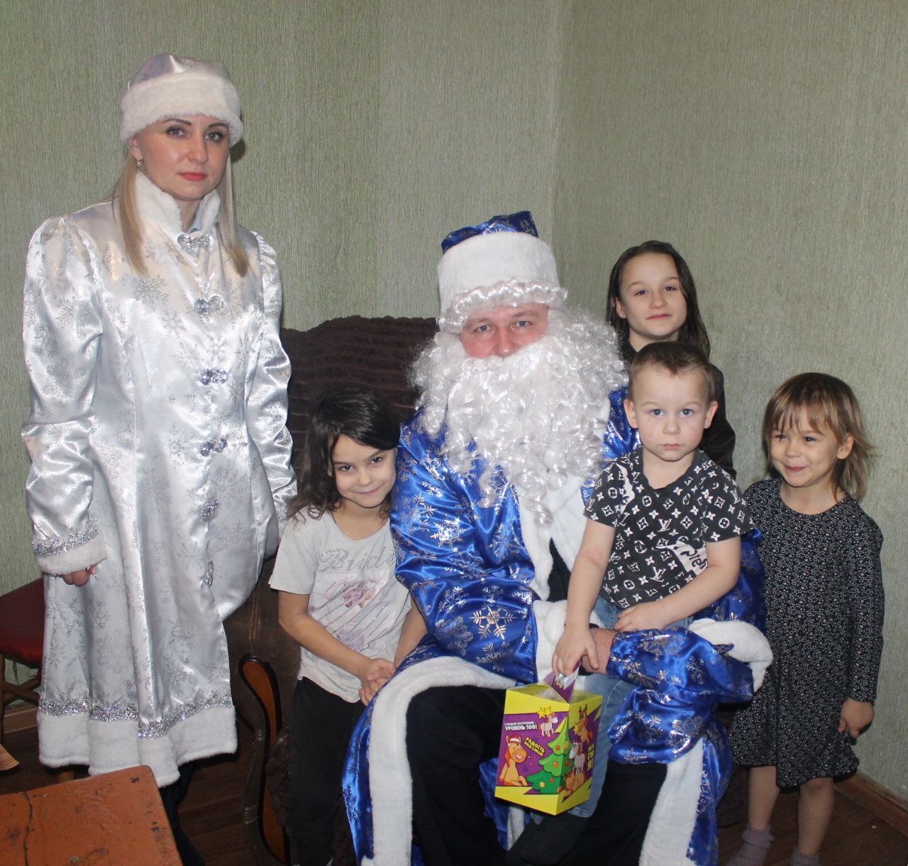 Транспортные полицейские Мичуринска подарили детям новогоднее настроение Транспортные полицейские Мичуринска подарили детям новогоднее настроение