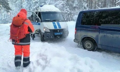 Полицейские нашли потерявшегося в лесу мужчину