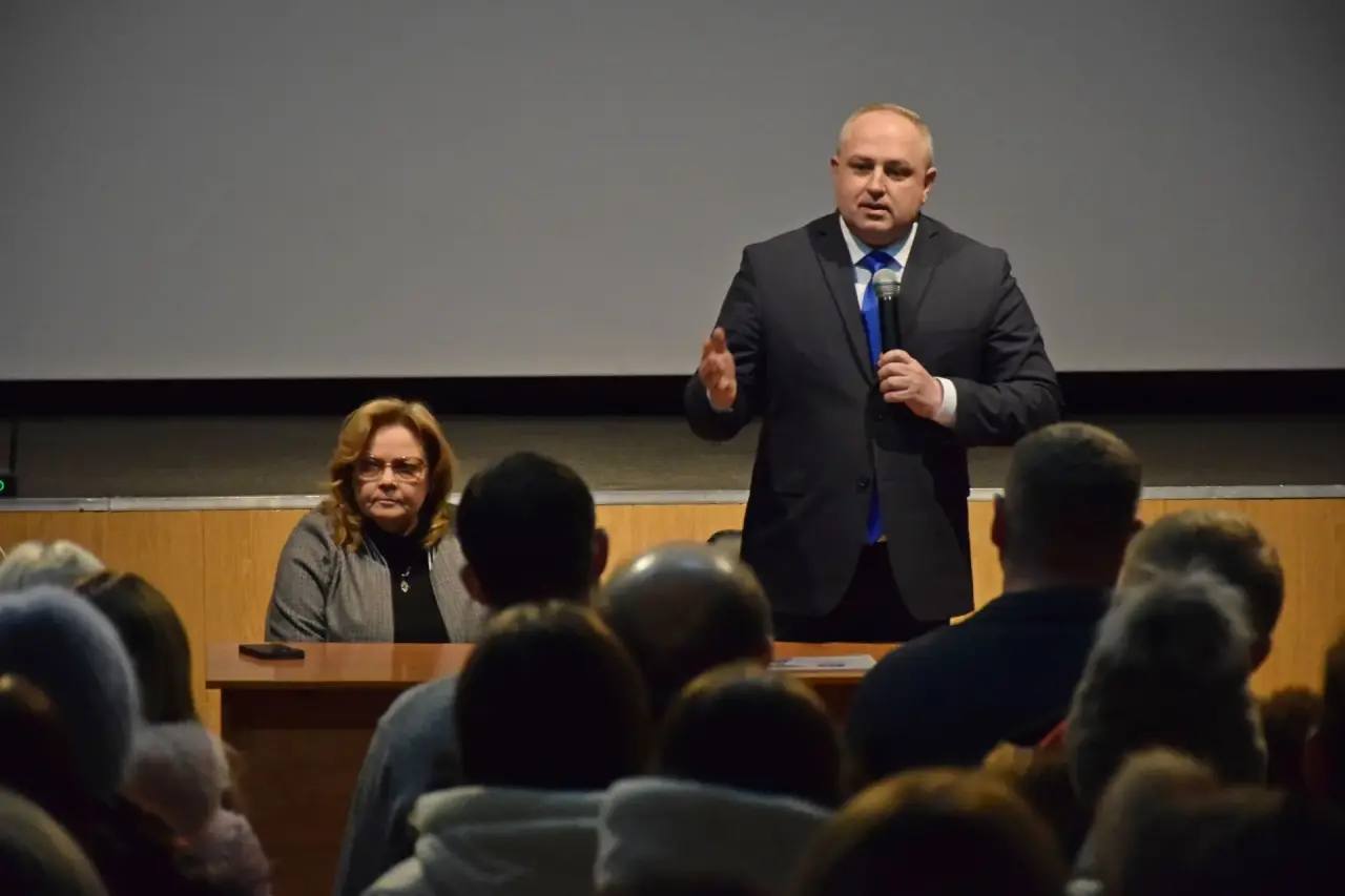 Перед началом капитального ремонта во втором корпусе Центра образования № 13 прошло большое родительское собрание Перед началом капитального ремонта во втором корпусе Центра образования № 13 прошло большое родительское собрание