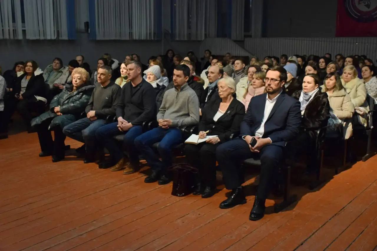 Перед началом капитального ремонта во втором корпусе Центра образования № 13 прошло большое родительское собрание Перед началом капитального ремонта во втором корпусе Центра образования № 13 прошло большое родительское собрание