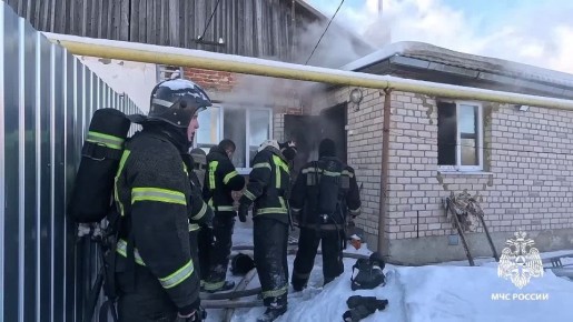 Два человека пострадали при пожаре в деревне Перикса