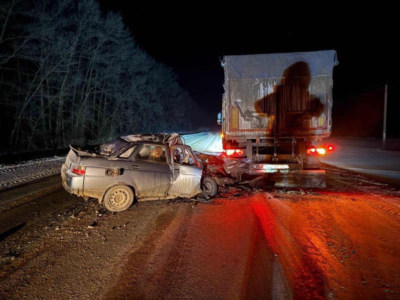В Мордовском округе легковушка въехала в грузовик