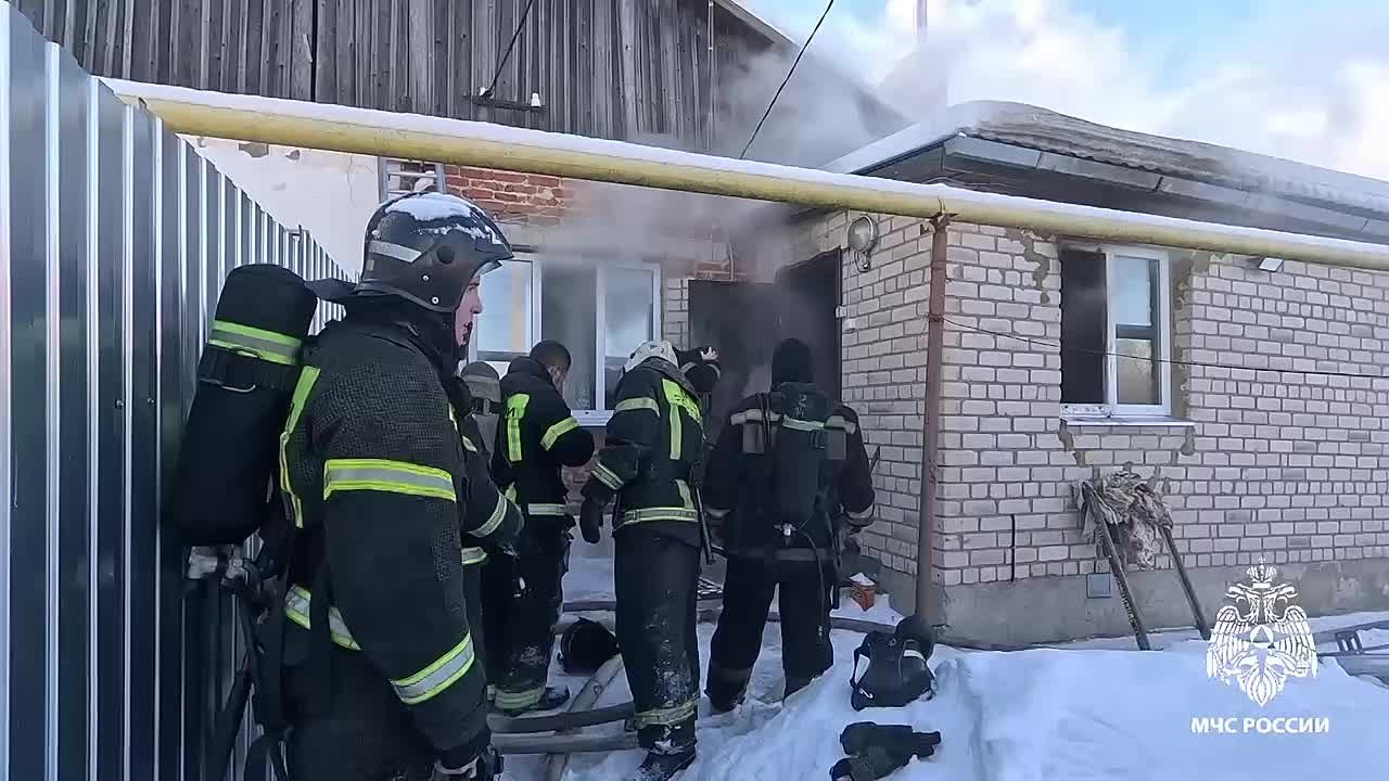 При пожаре в Периксе пострадали два человека