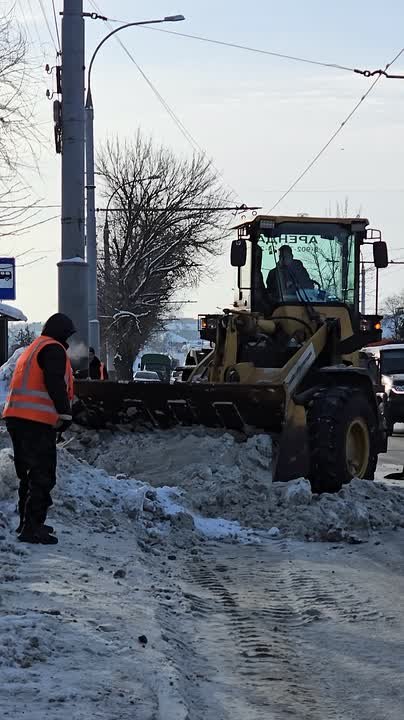 В Тамбове продолжаются работы по расчистке и вывозу снега