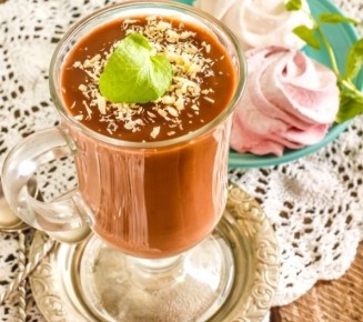 Горячий шоколад без шоколада: густой домашний напиток за считанные минуты