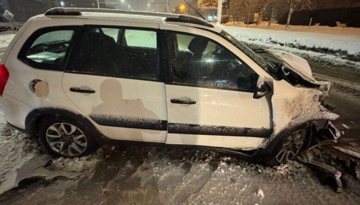 Три человека пострадали при столкновении автомобилей “Тойота” и “Лада Гранта” на улице Мичуринской