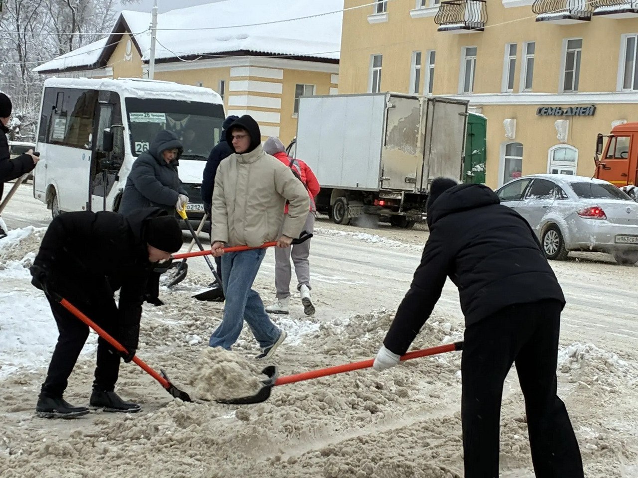 Накануне Тамбов накрыл сильный снегопад, который продолжится вночь Накануне Тамбов накрыл сильный снегопад, который продолжится вночь