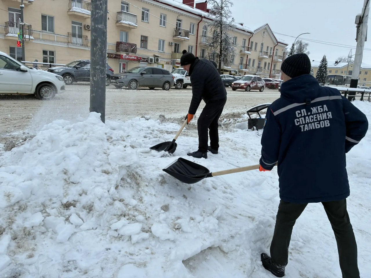 Накануне Тамбов накрыл сильный снегопад, который продолжится вночь Накануне Тамбов накрыл сильный снегопад, который продолжится вночь