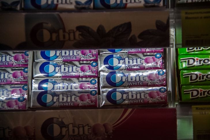 Как удалить жвачку с одежды — заморозьте её льдом и соскребите