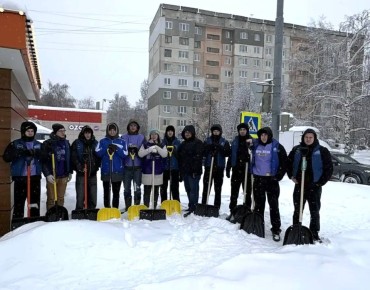 Волонтеры Державинского университета расчистили придомовую территорию по просьбе мамы участника СВО