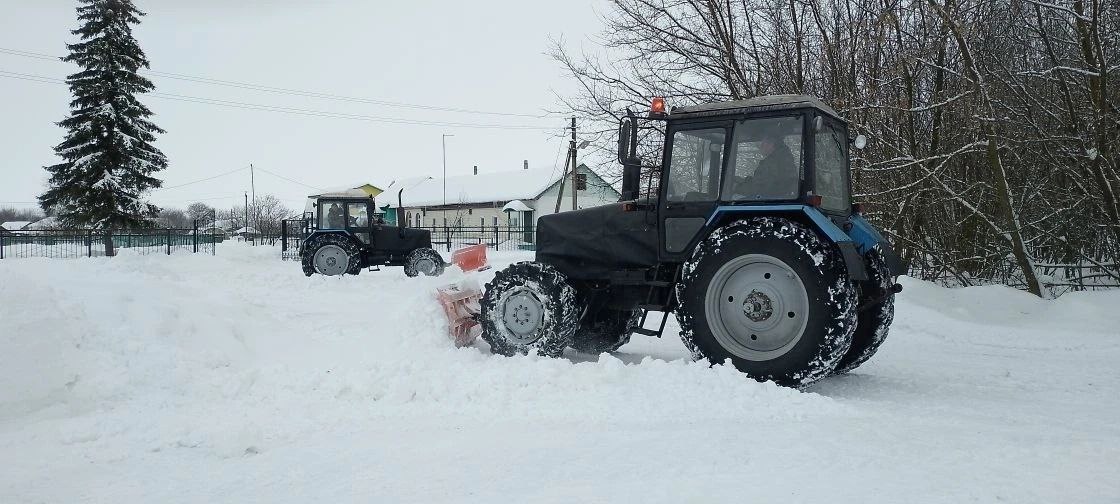 В Уваровском округе техника расчищает улицы от снега