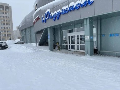 Территории ледовых арен «Кристалл» и «В Радужном» расчистили от снега