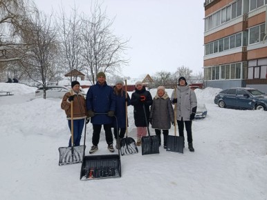 Ветеран СВО, депутат Тамбовской городской Думы и ведущий нашей программы "Новости СВОих" Андрей Петров поучаствовал в расчистке снега у Лицея №28