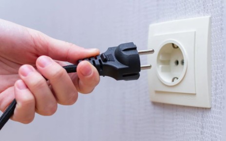 Необычные советы: какие электроприборы оставить подключенными к сети