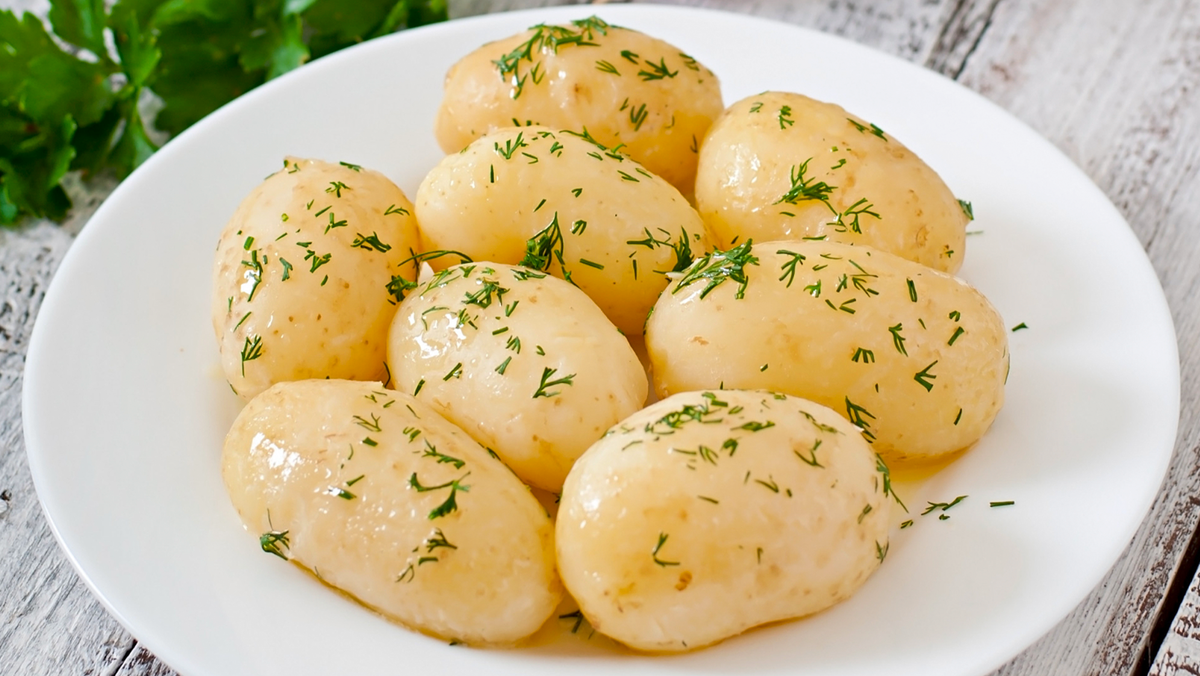 Легкий метод очистки вареного картофеля от кожуры