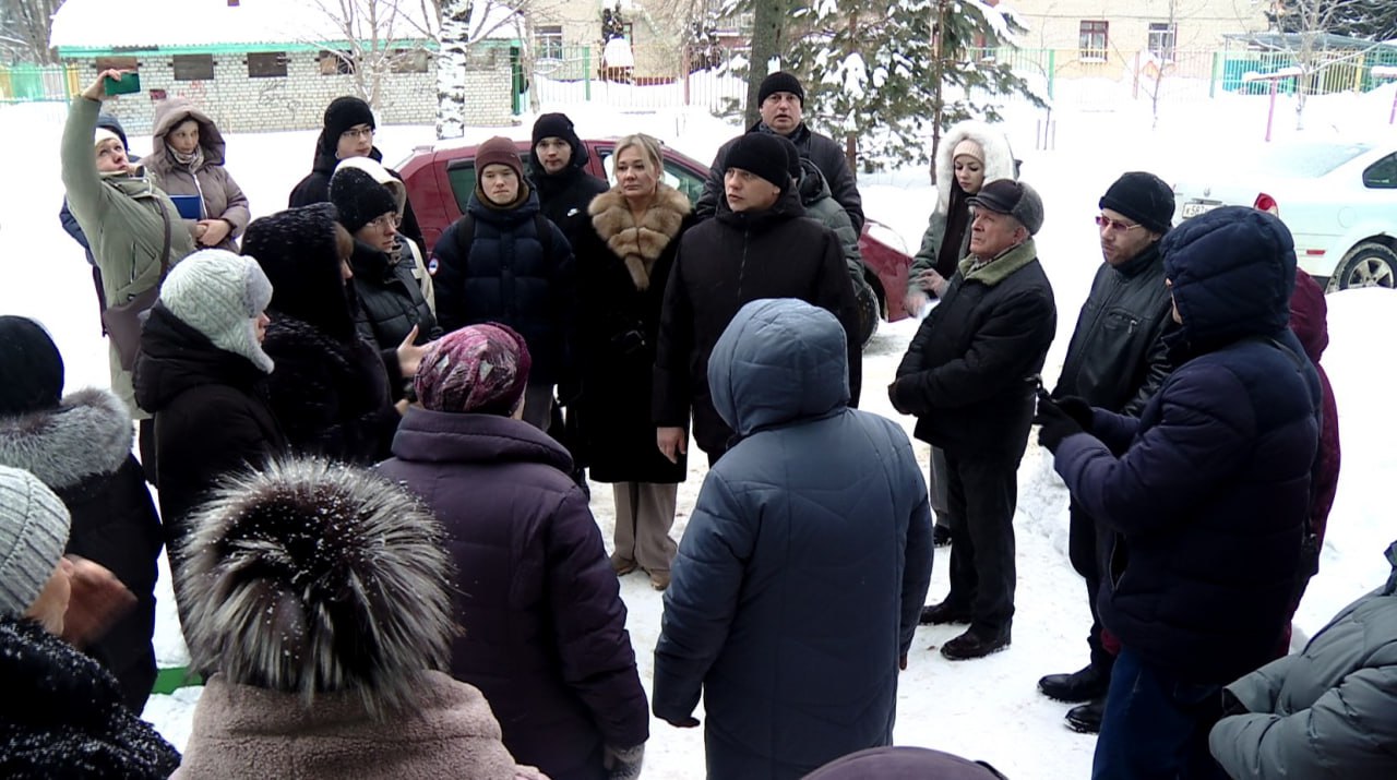 Председатель гордумы Константин Кутейников встретился с жителями многоэтажки в центре Тамбова