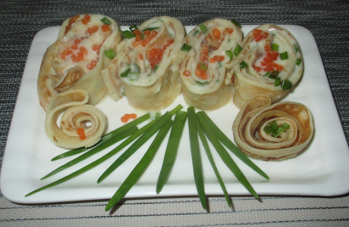 Блины с красной икрой и сметаной: вкусная закуска на любой праздник