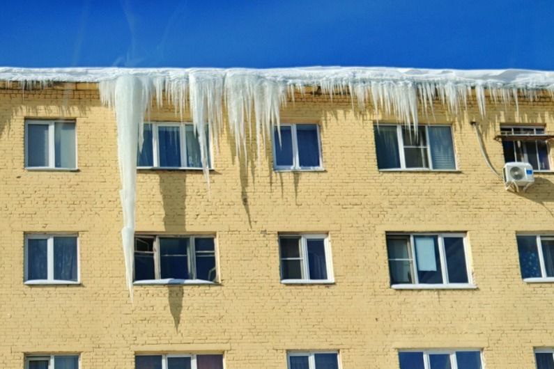 Опасность свыше: как не попасть под сход снега и сосулек?