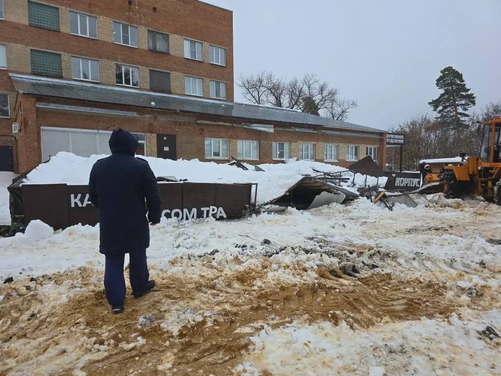 Прокуратура г. Котовска проводит проверку по факту обрушения входного козырька городской больницы Прокуратура г. Котовска проводит проверку по факту обрушения входного козырька городской больницы