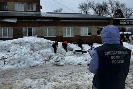 Один человек погиб при обрушении козырька здания больницы в Котовске