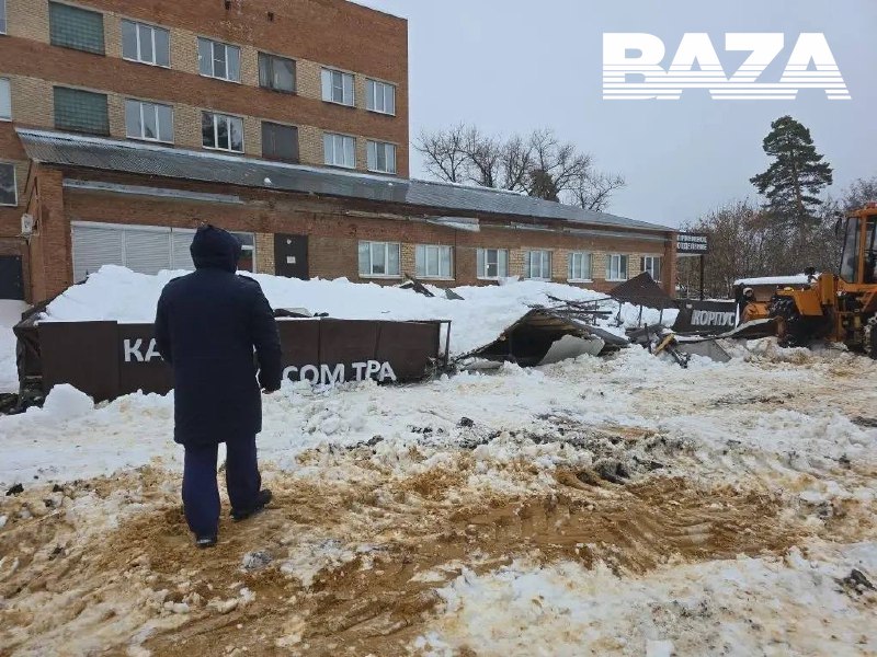 Обрушился навес городской больницы в Тамбовской области — предварительно, под завалами оказались четыре человека Обрушился навес городской больницы в Тамбовской области — предварительно, под завалами оказались четыре человека