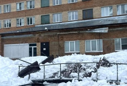 Козырек больницы в Котовске обрушился из-за снега, погиб мужчина, сообщает СК Тамбовской области