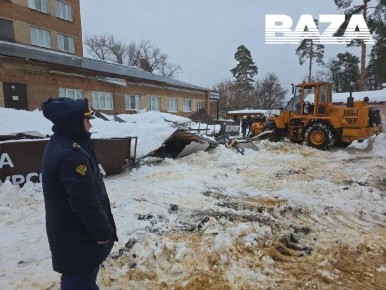 Обрушился навес городской больницы в Тамбовской области — предварительно, под завалами оказались четыре человека