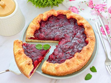 Полезный пирог с вишней и творогом без лишних калорий