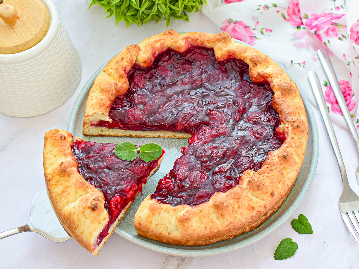 Полезный пирог с вишней и творогом без лишних калорий