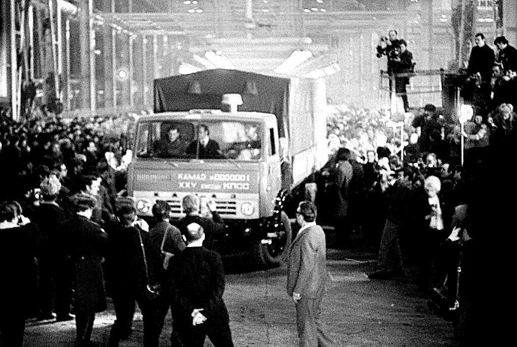 16 февраля 1976 с конвейера Камского автомобильного завода сошёл первый КамАЗ