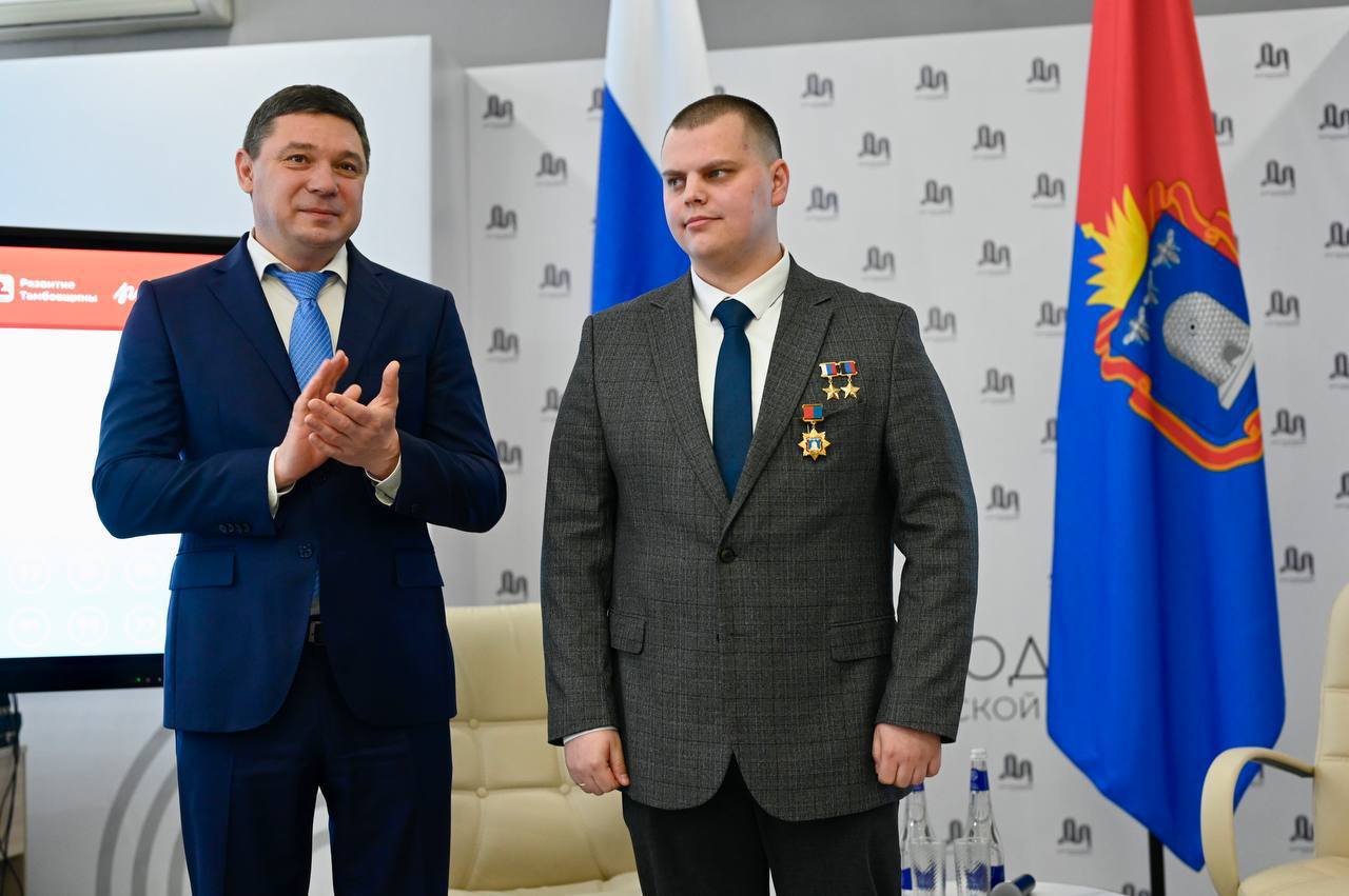 Глава региона Евгений Первышов поздравил Героя России, участника специальной военной операции Эдуарда Казымова с присвоением звания «Почетный гражданин Тамбовской области» Глава региона Евгений Первышов поздравил Героя России, участника специальной военной операции Эдуарда Казымова с присвоением звания «Почетный гражданин Тамбовской области»