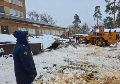 Евгений Первышов пообещал «жесткие решения» за гибель человека из-за обрушения козырька больницы