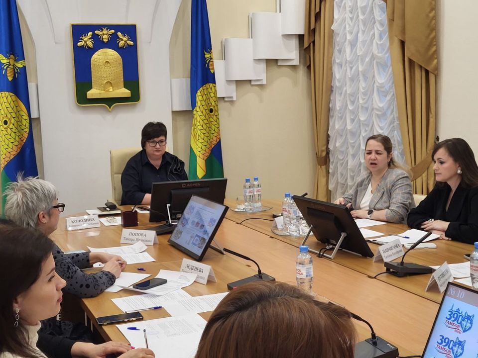 Специальная комиссия под председательством заместителя главы администрации города Антонины Колодиной сегодня определила победителей в конкурсе на разработку логотипа к 390-летию со дня основания Тамбова