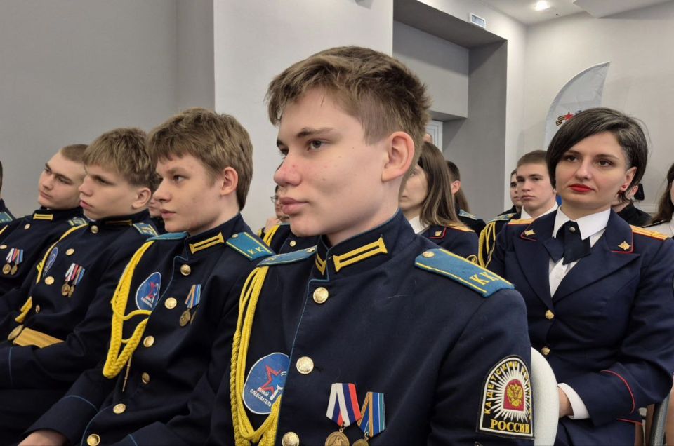 В Тамбовской области в преддверии Дня российского кадета учащиеся профильного класса СК России и активисты межрегиональной общественной организации «Юный следователь» встретились с Героем России Эдуардом Казымовым