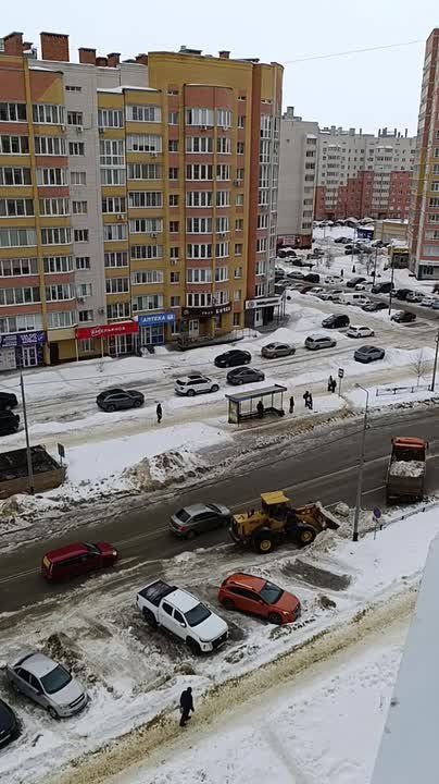 На улице Агапкина в Тамбове большая уборка снега