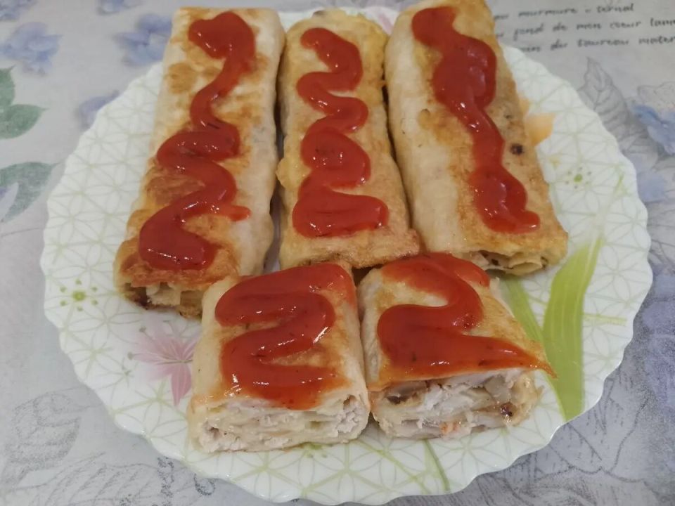 Лаваш с начинкой из филе, шампиньонов в кляре на сковороде