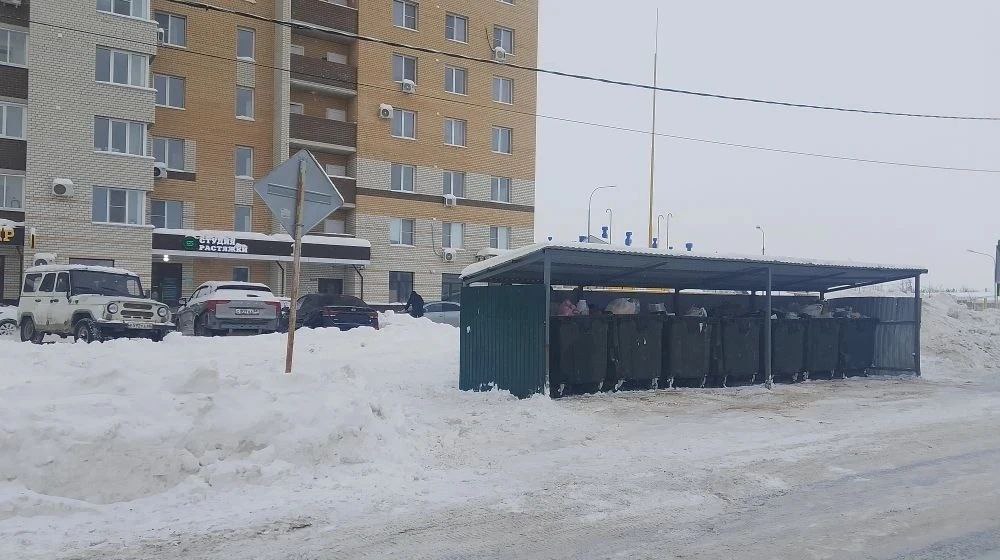 Сотрудниками муниципального учреждения «Дирекция городского хозяйства» проводится расчистка от снега контейнерных площадок и подъездов к ним Сотрудниками муниципального учреждения «Дирекция городского хозяйства» проводится расчистка от снега контейнерных площадок и подъездов к ним