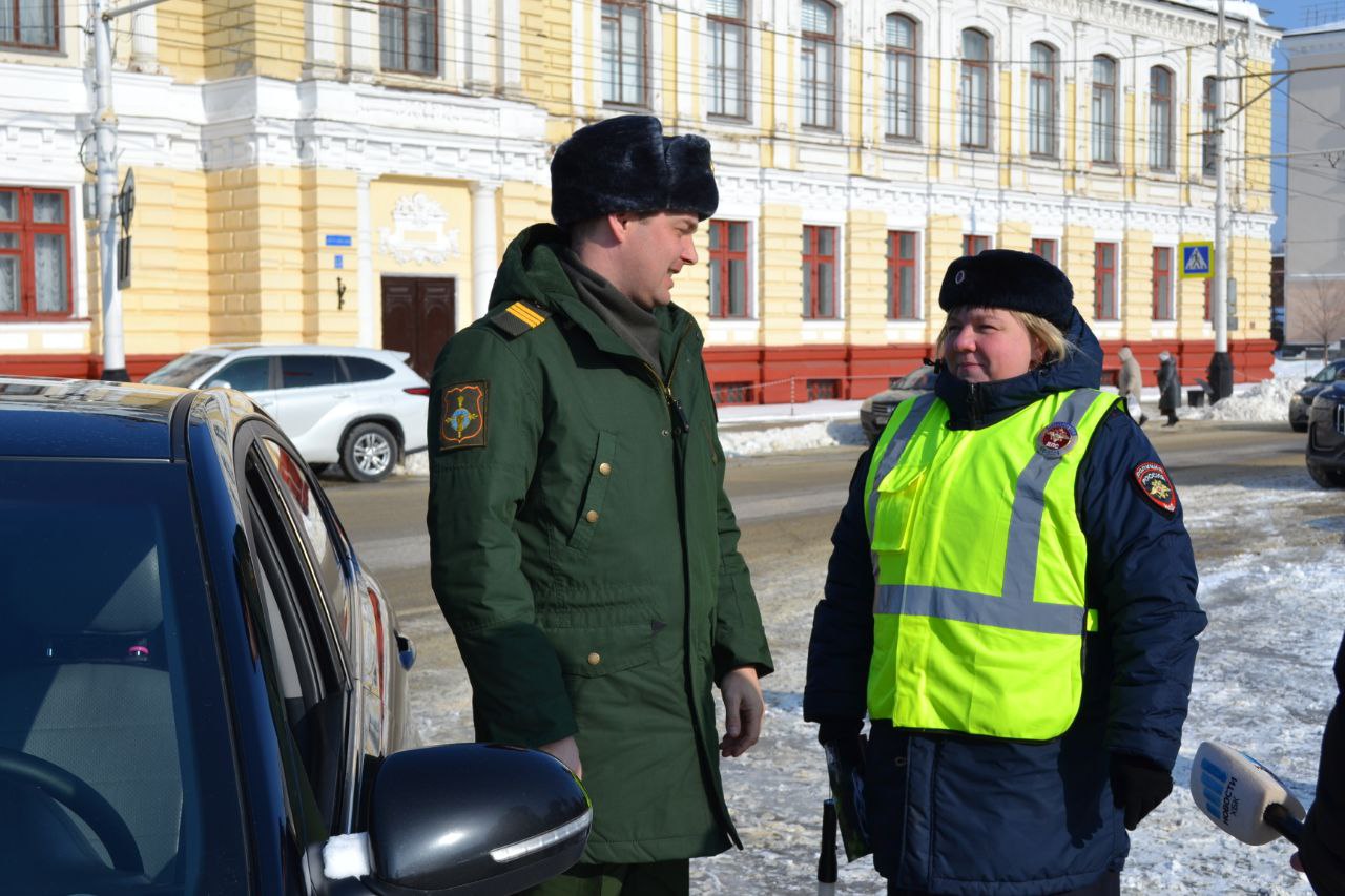В преддверии Дня защитника Отечества сотрудники Госавтоинспекции вышли в традиционный поздравительный рейд В преддверии Дня защитника Отечества сотрудники Госавтоинспекции вышли в традиционный поздравительный рейд