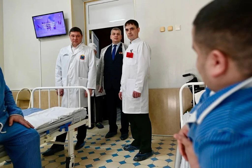 Глава региона Евгений Первышов вместе с ветеранами специальной военной операции – председателем Тамбовской городской Думы Константином Кутейниковым и заместителем председателя Тамбовской городской Думы Андреем Сапрыкиным...