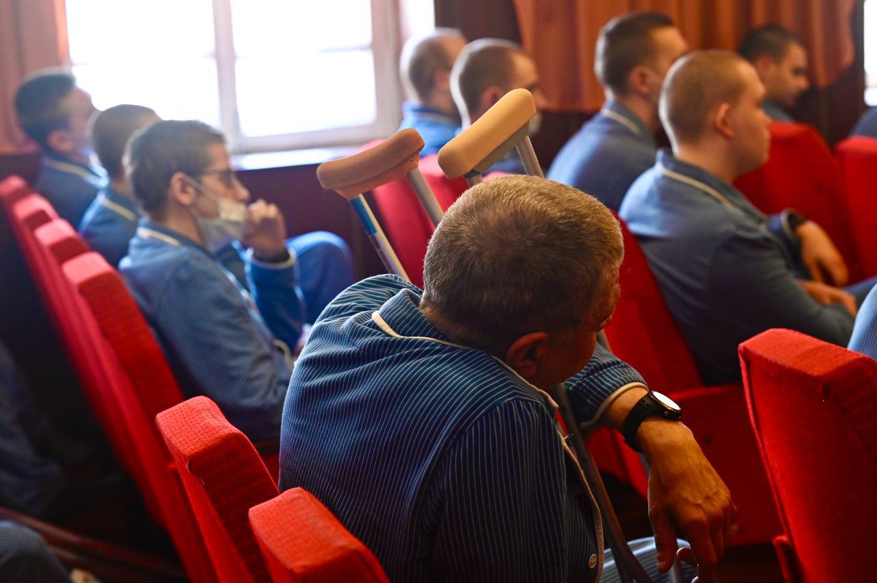 Евгений Первышов: Вместе со своими боевыми товарищами Константином Кутейниковым и Андреем Сапрыкиным пообщались с ребятами из военного клинического госпиталя в Тамбове и поздравили их с наступающим Днём защитника Отечества Евгений Первышов: Вместе со своими боевыми товарищами Константином Кутейниковым и Андреем Сапрыкиным пообщались с ребятами из военного клинического госпиталя в Тамбове и поздравили их с наступающим Днём защитника Отечества