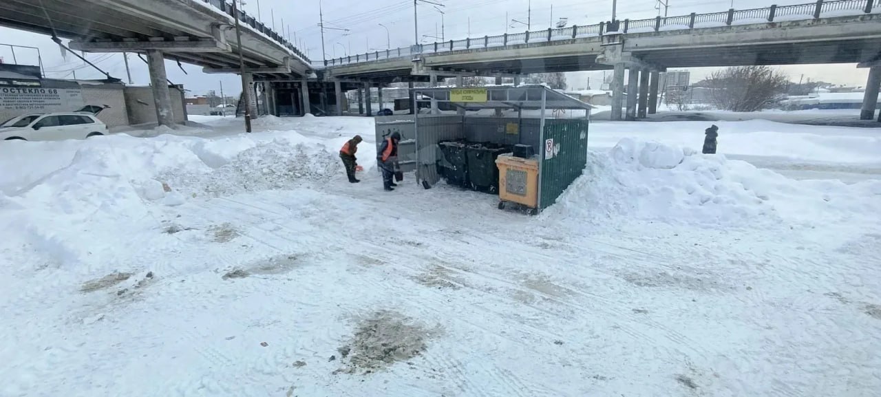 В Тамбове усилили работу по расчистке от снега территорий у контейнерных площадок