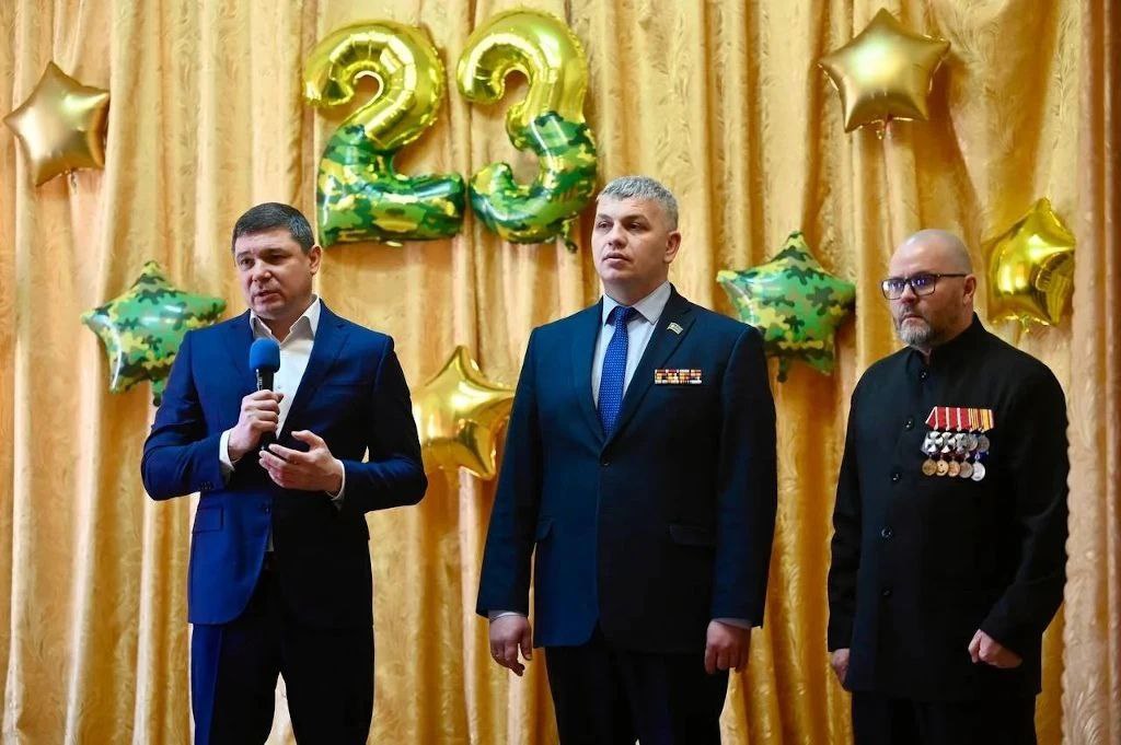 Глава региона Евгений Первышов вместе с ветеранами специальной военной операции – председателем Тамбовской городской Думы Константином Кутейниковым и заместителем председателя Тамбовской городской Думы Андреем Сапрыкиным... Глава региона Евгений Первышов вместе с ветеранами специальной военной операции – председателем Тамбовской городской Думы Константином Кутейниковым и заместителем председателя Тамбовской городской Думы Андреем Сапрыкиным...