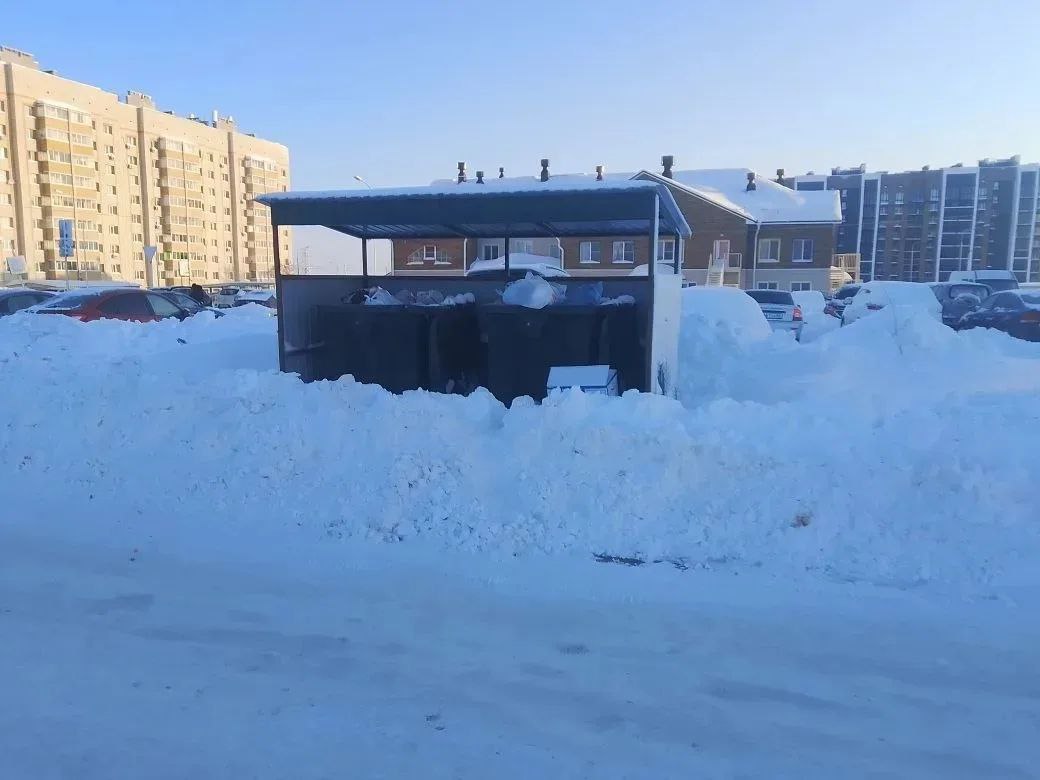 Сотрудниками муниципального учреждения «Дирекция городского хозяйства» проводится расчистка от снега контейнерных площадок и подъездов к ним