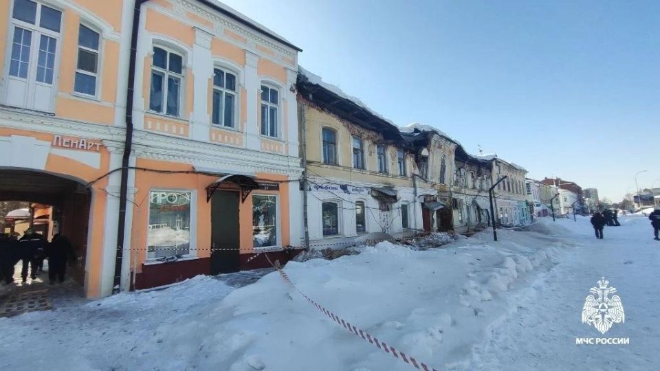 В Тамбове на Коммунальной обрушилась крыша нежилого здания из-за снега